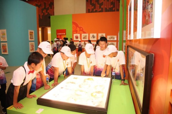玖玖配资网 280幅佳作亮相新疆妇女儿童美术作品展