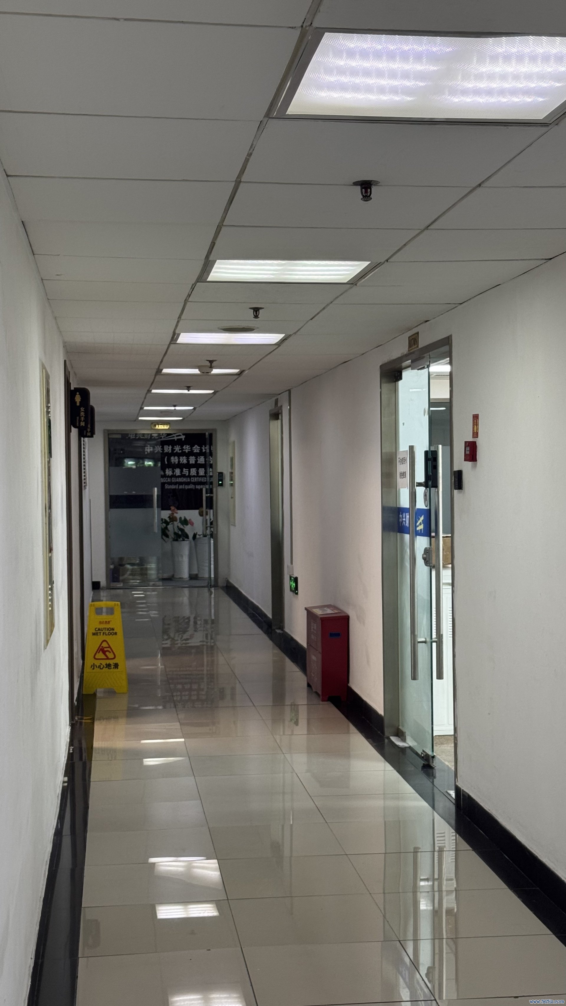 办公区内多数独立办公室房门处于关闭状态 每经记者 可杨 摄